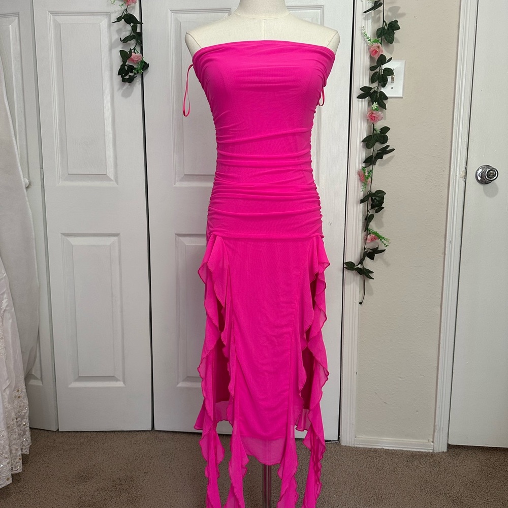 Elegant Pink Strapless Dress - Picture 2 of 8